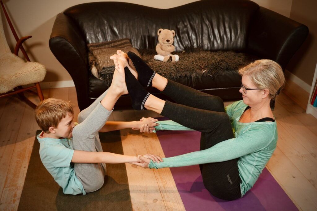 Du behøver ingen erfaring med yoga for at lave yoga med dit barn