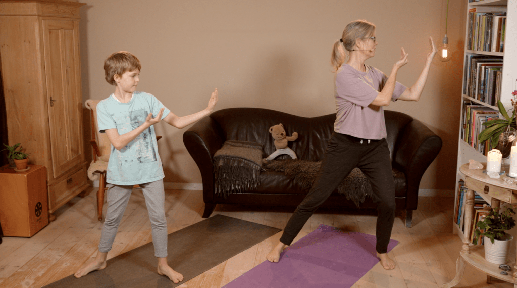 Yoga for børn og qi gong for børn. Pia Holgersen viser øvelser sammen med børn